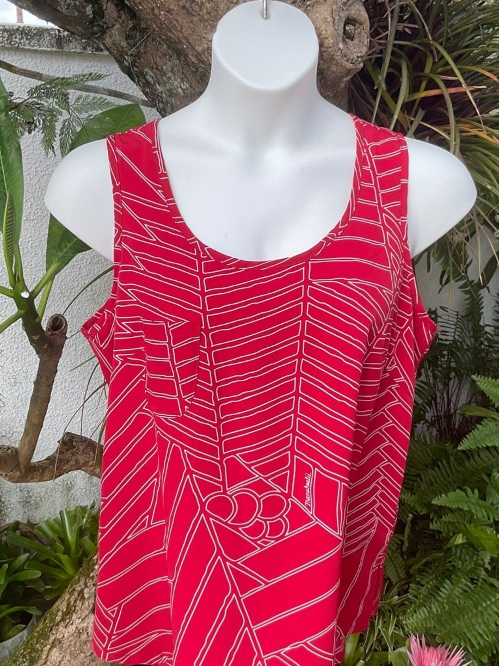 Manuheali’i Red & White Top  Like New! Size L